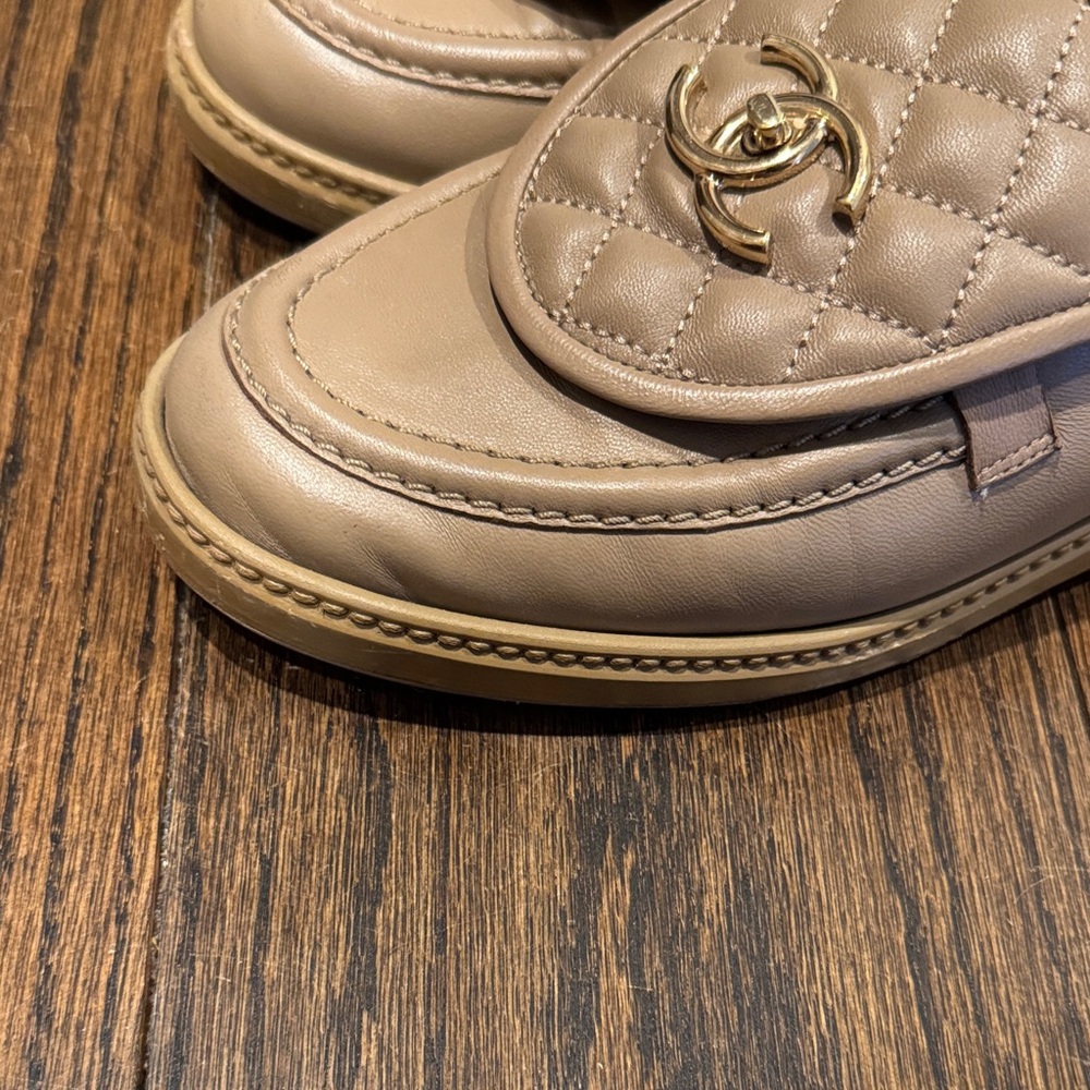 CHANEL Tan Quilted Loafers with Gold Logo turnlock - Picture 4 of 9